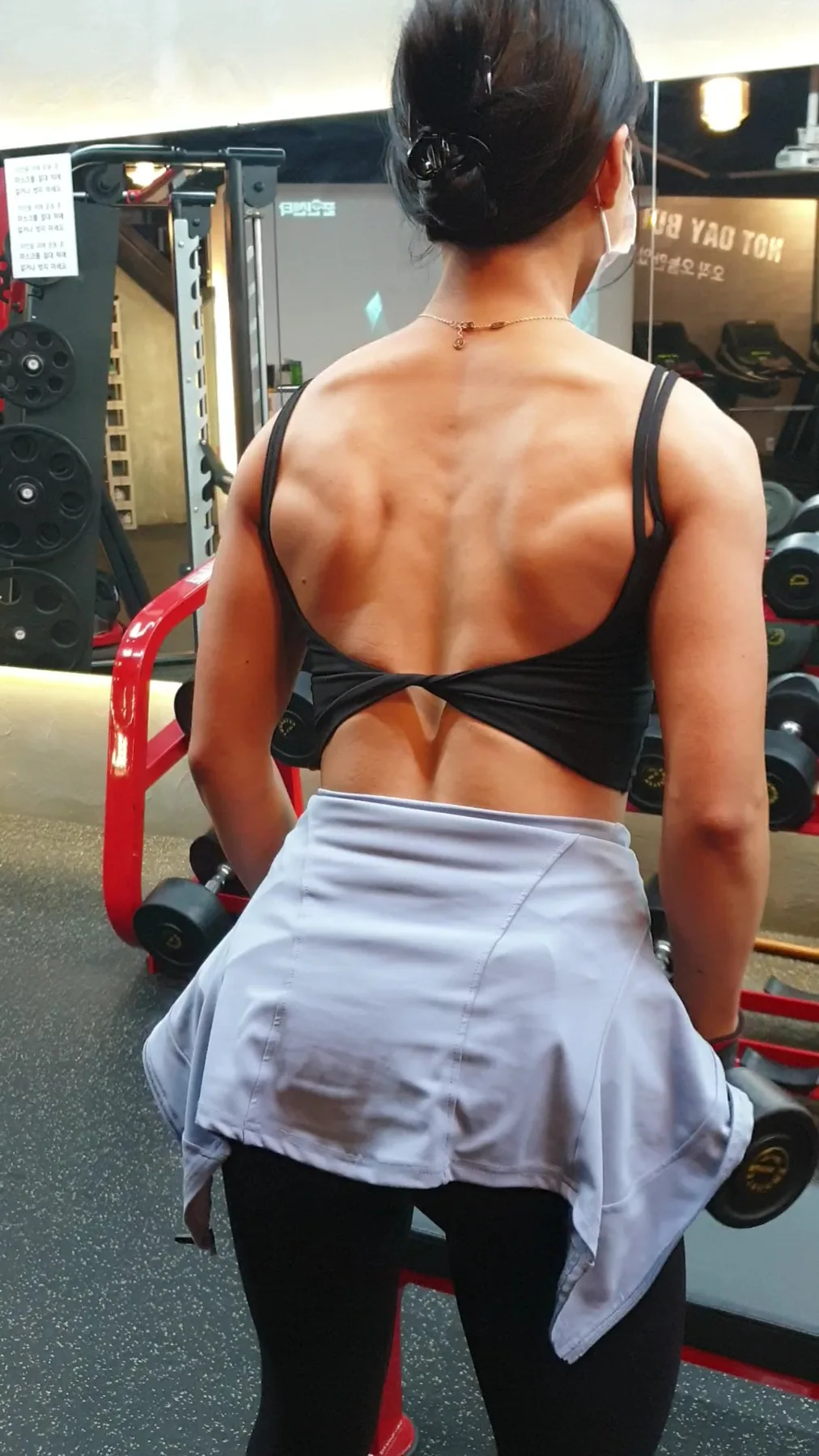 제이짐 덤벨 공간에서 운동하는 회원의 뒷모습